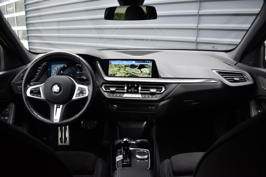 BMW 1 Serie 118i High Executive M Sport | M Sportstoelen | 18'' Velgen | Stoel + Stuurverwarming | Sfeerverlichting |