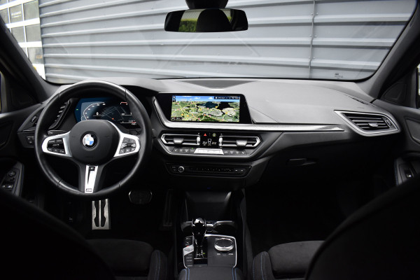BMW 1 Serie 118i High Executive M Sport | M Sportstoelen | 18'' Velgen | Stoel + Stuurverwarming | Sfeerverlichting |