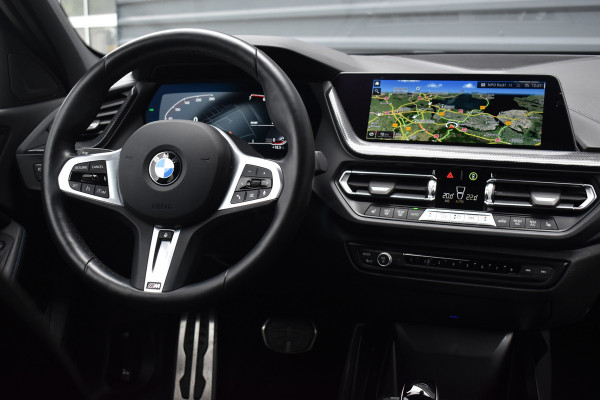 BMW 1 Serie 118i High Executive M Sport | M Sportstoelen | 18'' Velgen | Stoel + Stuurverwarming | Sfeerverlichting |