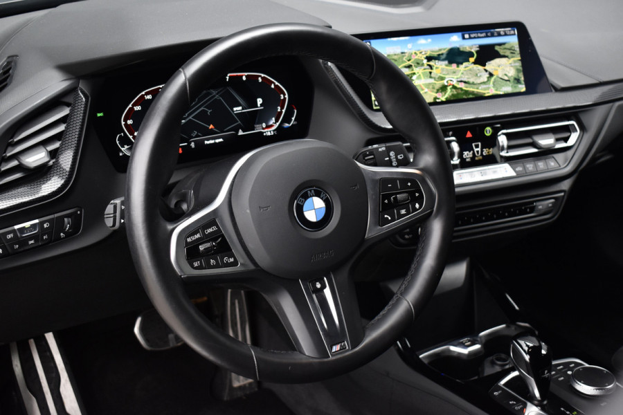 BMW 1 Serie 118i High Executive M Sport | M Sportstoelen | 18'' Velgen | Stoel + Stuurverwarming | Sfeerverlichting |