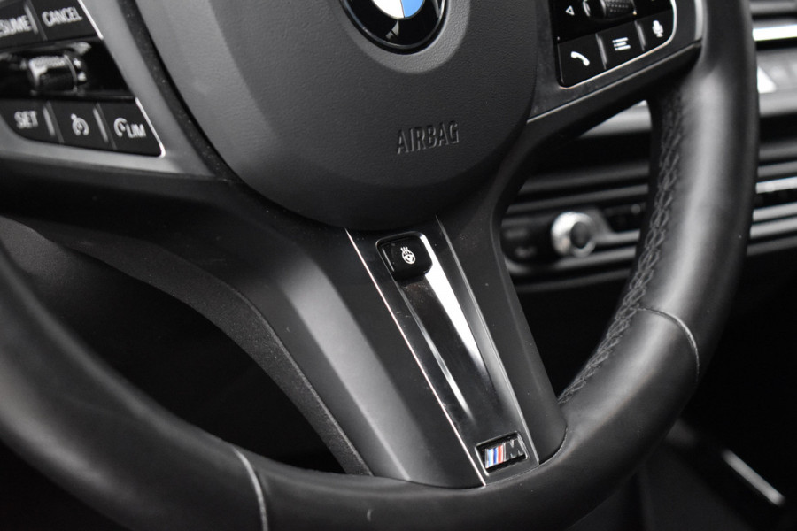 BMW 1 Serie 118i High Executive M Sport | M Sportstoelen | 18'' Velgen | Stoel + Stuurverwarming | Sfeerverlichting |