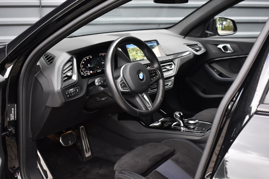 BMW 1 Serie 118i High Executive M Sport | M Sportstoelen | 18'' Velgen | Stoel + Stuurverwarming | Sfeerverlichting |