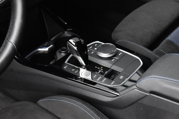 BMW 1 Serie 118i High Executive M Sport | M Sportstoelen | 18'' Velgen | Stoel + Stuurverwarming | Sfeerverlichting |