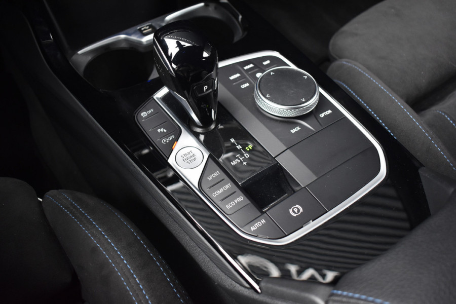 BMW 1 Serie 118i High Executive M Sport | M Sportstoelen | 18'' Velgen | Stoel + Stuurverwarming | Sfeerverlichting |