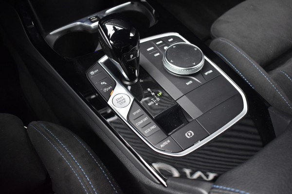 BMW 1 Serie 118i High Executive M Sport | M Sportstoelen | 18'' Velgen | Stoel + Stuurverwarming | Sfeerverlichting |