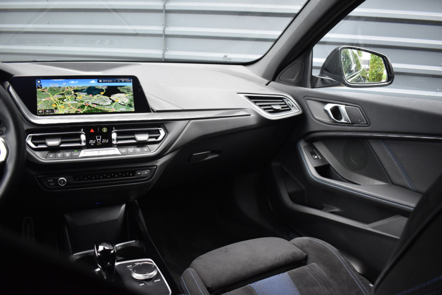 BMW 1 Serie 118i High Executive M Sport | M Sportstoelen | 18'' Velgen | Stoel + Stuurverwarming | Sfeerverlichting |