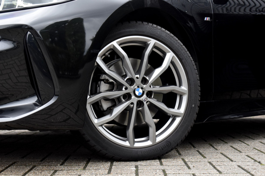 BMW 1 Serie 118i High Executive M Sport | M Sportstoelen | 18'' Velgen | Stoel + Stuurverwarming | Sfeerverlichting |