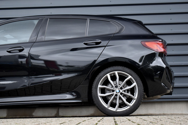 BMW 1 Serie 118i High Executive M Sport | M Sportstoelen | 18'' Velgen | Stoel + Stuurverwarming | Sfeerverlichting |