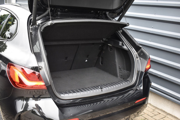 BMW 1 Serie 118i High Executive M Sport | M Sportstoelen | 18'' Velgen | Stoel + Stuurverwarming | Sfeerverlichting |
