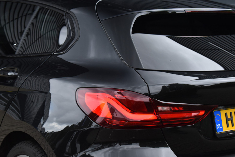 BMW 1 Serie 118i High Executive M Sport | M Sportstoelen | 18'' Velgen | Stoel + Stuurverwarming | Sfeerverlichting |