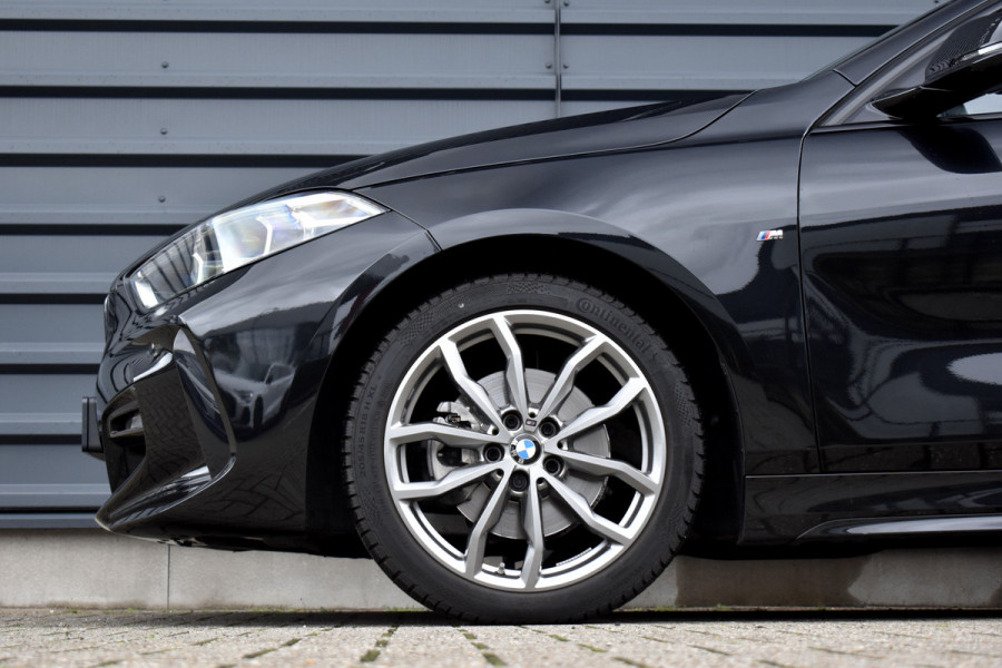 BMW 1 Serie 118i High Executive M Sport | M Sportstoelen | 18'' Velgen | Stoel + Stuurverwarming | Sfeerverlichting |