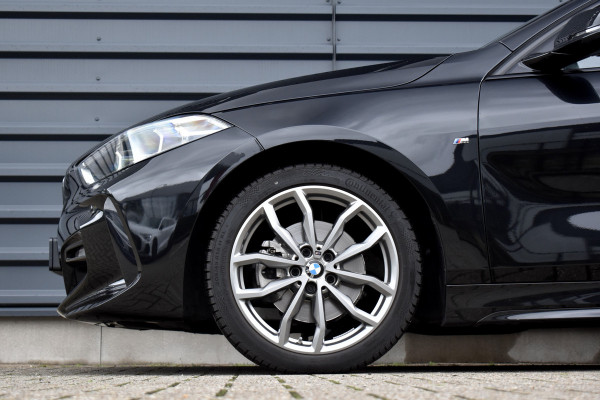 BMW 1 Serie 118i High Executive M Sport | M Sportstoelen | 18'' Velgen | Stoel + Stuurverwarming | Sfeerverlichting |