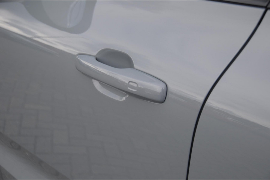 Volvo XC60 T6 350PK Facelift AWD Plus Black Edition Apple Carplay / Adaptive cruise control / Panorama dak / Sportstoelen / Elektrisch bedienbare bestuurderstoel met geheugen / Keyless Entry / Elektrische achterklep