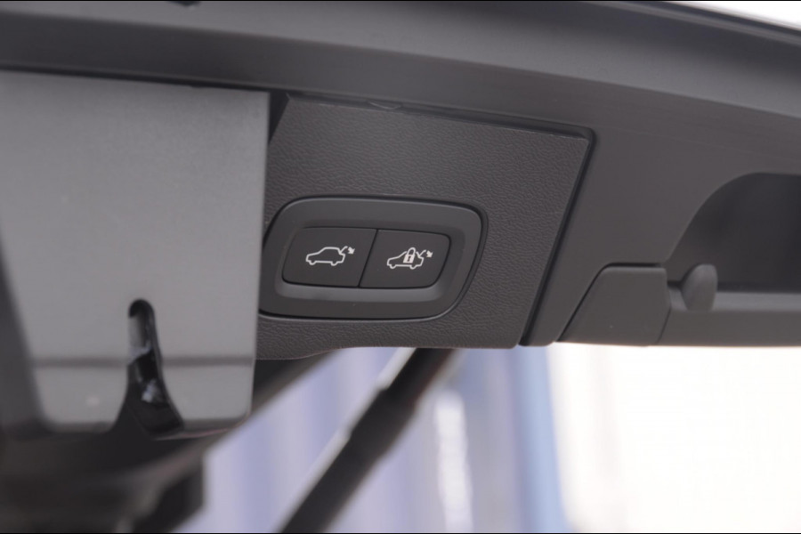 Volvo XC60 T6 350PK Facelift AWD Plus Black Edition Apple Carplay / Adaptive cruise control / Panorama dak / Sportstoelen / Elektrisch bedienbare bestuurderstoel met geheugen / Keyless Entry / Elektrische achterklep