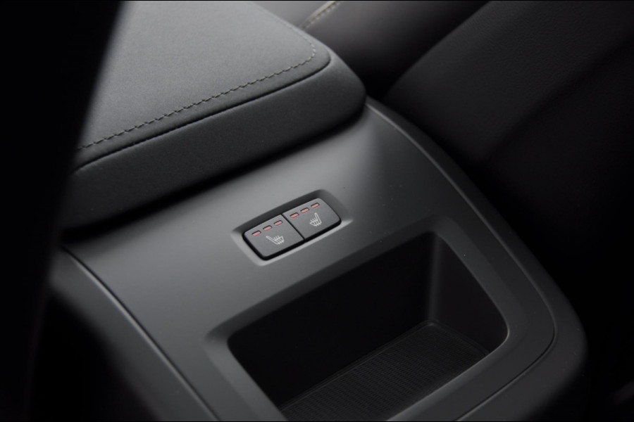 Volvo XC60 T6 350PK Facelift AWD Plus Black Edition Apple Carplay / Adaptive cruise control / Panorama dak / Sportstoelen / Elektrisch bedienbare bestuurderstoel met geheugen / Keyless Entry / Elektrische achterklep