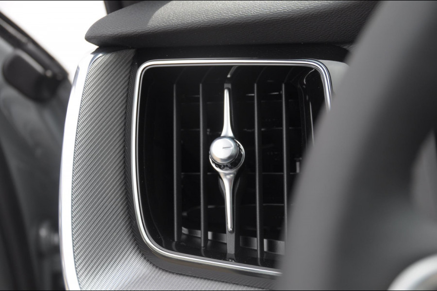 Volvo XC60 T6 350PK Facelift AWD Plus Black Edition Apple Carplay / Adaptive cruise control / Panorama dak / Sportstoelen / Elektrisch bedienbare bestuurderstoel met geheugen / Keyless Entry / Elektrische achterklep