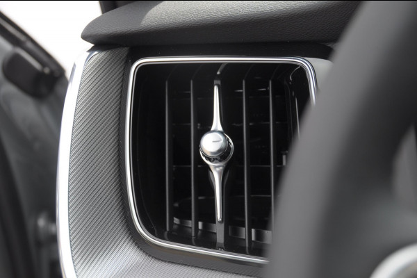 Volvo XC60 T6 350PK Facelift AWD Plus Black Edition Apple Carplay / Adaptive cruise control / Panorama dak / Sportstoelen / Elektrisch bedienbare bestuurderstoel met geheugen / Keyless Entry / Elektrische achterklep