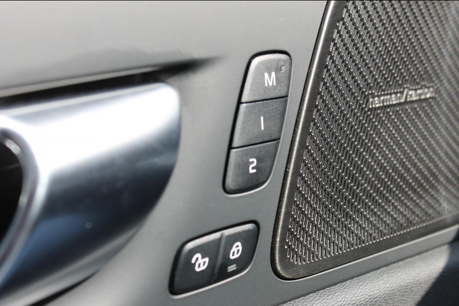 Volvo XC60 T8 455pk Autm. Plug-in hybrid AWD Plus Dark Long Range / Panoramisch schuif-kanteldak / lederen bekleding / 360 graden camera / 20" lichtmetalen velgen