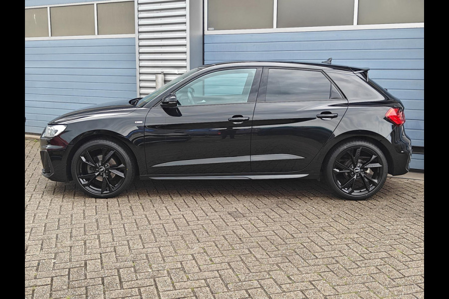 Audi A1 30 TFSI S edition | 2023 | RS6 velgen | Black on Black | LED Matrix | Keyless | CarPlay | Privacy glass
