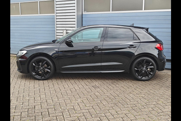 Audi A1 30 TFSI S edition | 2023 | RS6 velgen | Black on Black | LED Matrix | Keyless | CarPlay | Privacy glass