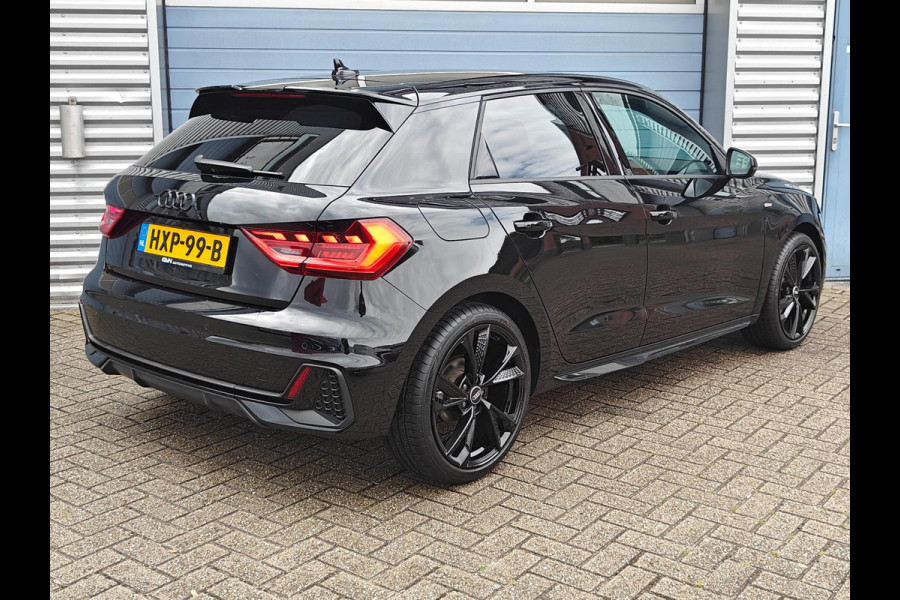 Audi A1 30 TFSI S edition | 2023 | RS6 velgen | Black on Black | LED Matrix | Keyless | CarPlay | Privacy glass