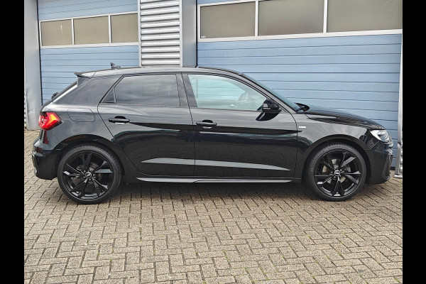 Audi A1 30 TFSI S edition | 2023 | RS6 velgen | Black on Black | LED Matrix | Keyless | CarPlay | Privacy glass