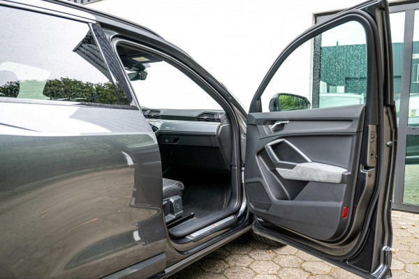Audi Q3 45 TFSI e S-Line ACC Panorama Keyless Black Optic