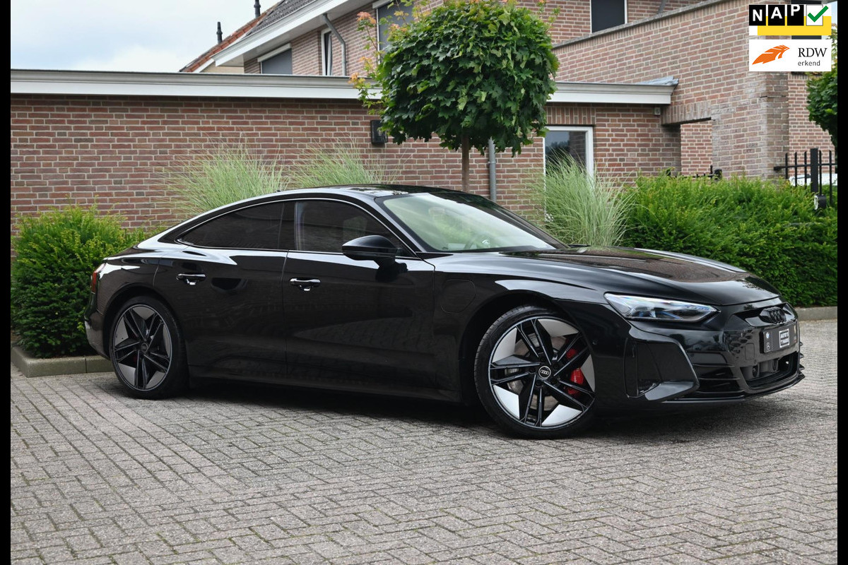 Audi e-tron GT GT 93 kWh 476 PK 1e Eig Dealer o.h Full Option Pano Carbon B&0 Adaptive Keyless 21'' Audi e-tron GT GT 93 kWh 476 PK 1e Eig Dealer o.h Full Option Pano Carbon B&0 Adaptive Keyless 21''