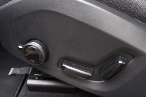 Volvo XC60 T6 350PK Automaat Plug-in hybrid AWD Ultimate Dark / Navigatie / Luchtvering / 360 Camera / Adaptieve Cruise Control / Bowers&Wilkins / Stuur & Stoelverwarming / Elektr. Achterklep / Schuifdak / Trekhaak