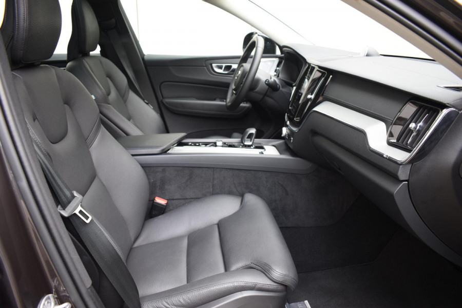 Volvo XC60 T6 350PK Automaat Plug-in hybrid AWD Ultimate Dark / Navigatie / Luchtvering / 360 Camera / Adaptieve Cruise Control / Bowers&Wilkins / Stuur & Stoelverwarming / Elektr. Achterklep / Schuifdak / Trekhaak