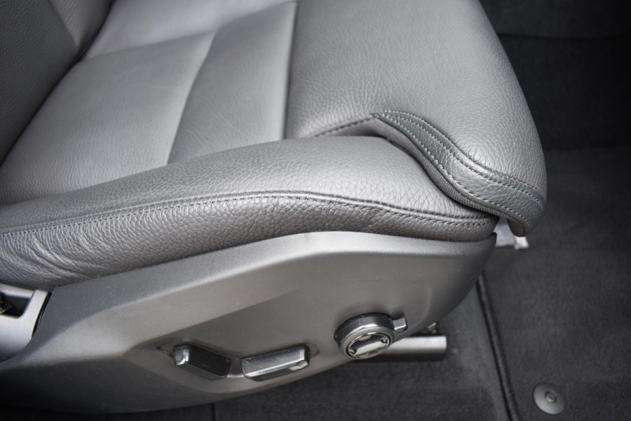Volvo XC60 T6 350PK Automaat Plug-in hybrid AWD Ultimate Dark / Navigatie / Luchtvering / 360 Camera / Adaptieve Cruise Control / Bowers&Wilkins / Stuur & Stoelverwarming / Elektr. Achterklep / Schuifdak / Trekhaak