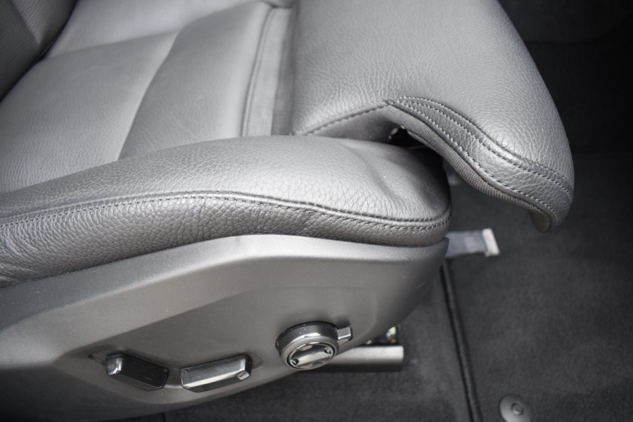 Volvo XC60 T6 350PK Automaat Plug-in hybrid AWD Ultimate Dark / Navigatie / Luchtvering / 360 Camera / Adaptieve Cruise Control / Bowers&Wilkins / Stuur & Stoelverwarming / Elektr. Achterklep / Schuifdak / Trekhaak