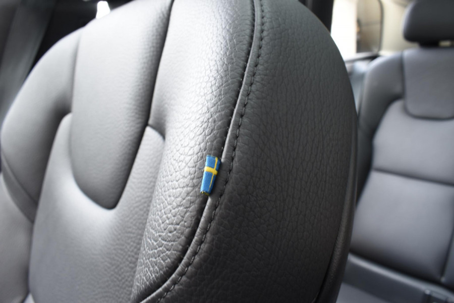 Volvo XC60 T6 350PK Automaat Plug-in hybrid AWD Ultimate Dark / Navigatie / Luchtvering / 360 Camera / Adaptieve Cruise Control / Bowers&Wilkins / Stuur & Stoelverwarming / Elektr. Achterklep / Schuifdak / Trekhaak
