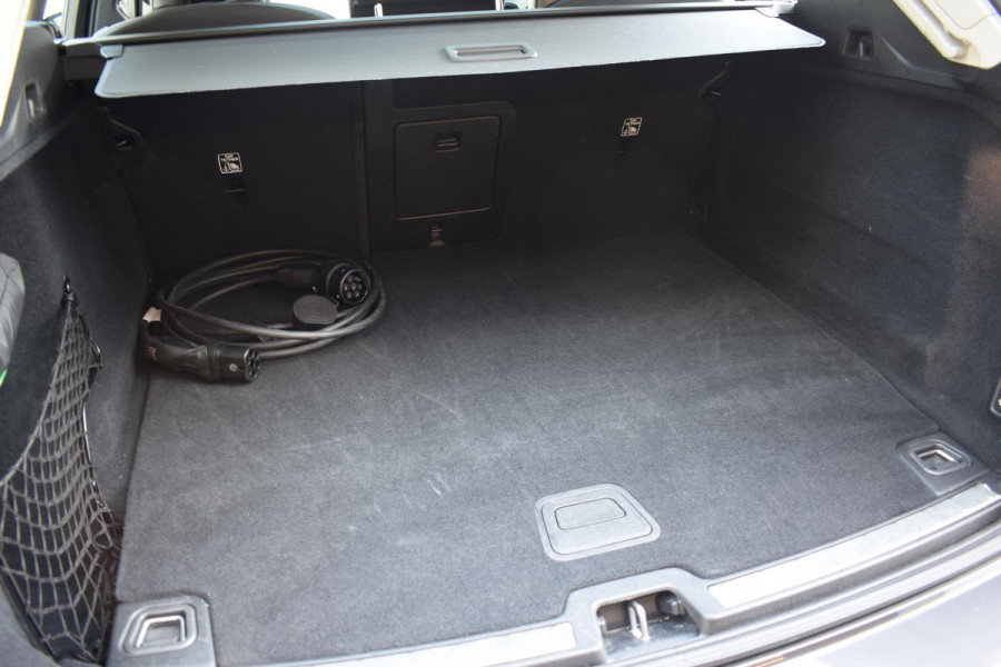 Volvo XC60 T6 350PK Automaat Plug-in hybrid AWD Ultimate Dark / Navigatie / Luchtvering / 360 Camera / Adaptieve Cruise Control / Bowers&Wilkins / Stuur & Stoelverwarming / Elektr. Achterklep / Schuifdak / Trekhaak