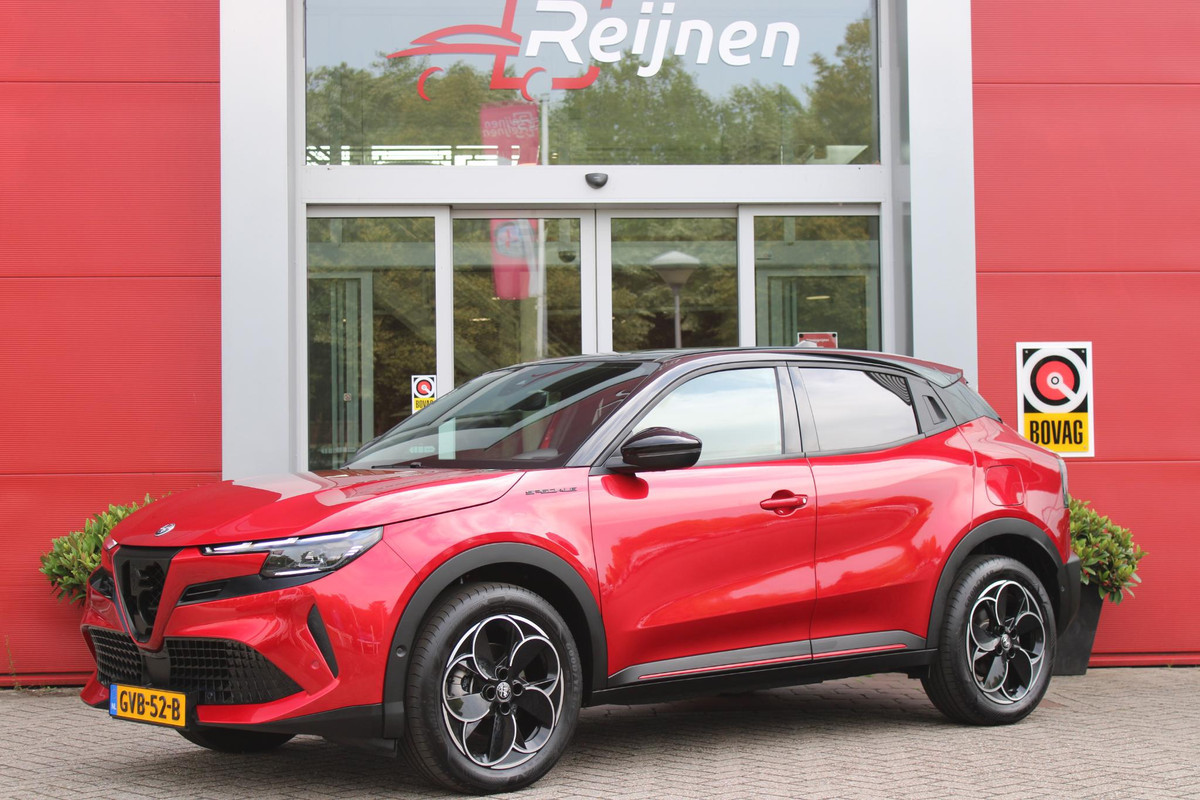 Alfa Romeo junior ELETTRICA SPECIALE 156PK 54 kWh | BICOLOR DAK (ZWART DAK) | TECHNOLOGIE PAKKET (O.A. FULL LED ADAPTIVE MATRIX KOPLAMPEN/DODEHOEK DETECTIE/DRAADLOZE TELEFOONLADER/ACHTERUITRIJ CAMERA/PARKEERSENSOREN VOOR, ACHTER,ZIJKANT) | DRAADLOZE APPLE CARPLAY/ANDROID AUTO | CLIMATE CONTROL | ELEKTRISCH BEDIENBARE ACHTERKLEP | STOEL VERWARMING | ELEKTRISCH BEDIENBARE VOORSTOELEN | VOORSTOELEN MET MASSAGE FUNCTIE | VERKEERSBORDEN HERKENNING | ADAPTIVE CRUISE CONTROL | KEYLESS ENTRY/START | NIEUWE AUTO! | Alfa Romeo junior ELETTRICA SPECIALE 156PK 54 kWh | BICOLOR DAK (ZWART DAK) | TECHNOLOGIE PAKKET (O.A. FULL LED ADAPTIVE MATRIX KOPLAMPEN/DODEHOEK DETECTIE/DRAADLOZE TELEFOONLADER/ACHTERUITRIJ CAMERA/PARKEERSENSOREN VOOR, ACHTER,ZIJKANT) | DRAADLOZE APPLE CARPLAY/ANDROID AUTO | CLIMATE CONTROL | ELEKTRISCH BEDIENBARE ACHTERKLEP | STOEL VERWARMING | ELEKTRISCH BEDIENBARE VOORSTOELEN | VOORSTOELEN MET MASSAGE FUNCTIE | VERKEERSBORDEN HERKENNING | ADAPTIVE CRUISE CONTROL | KEYLESS ENTRY/START | NIEUWE AUTO! |