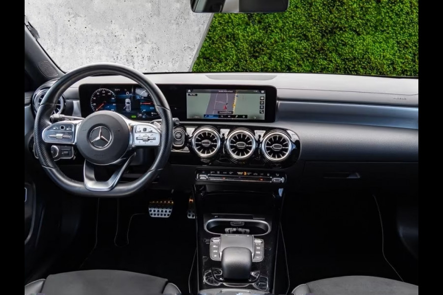 Mercedes-Benz A-Klasse 250 e AMG ** LED, MBUX+, 19-inch LMV, NIGHT- & SPIEGEL PACK ** 1e EIG - UNFALLFREI - JUNGE STERNE ** ** INFORMEER OOK NAAR ONZE AANTREKKELIJKE FINANCIAL-LEASE TARIEVEN **