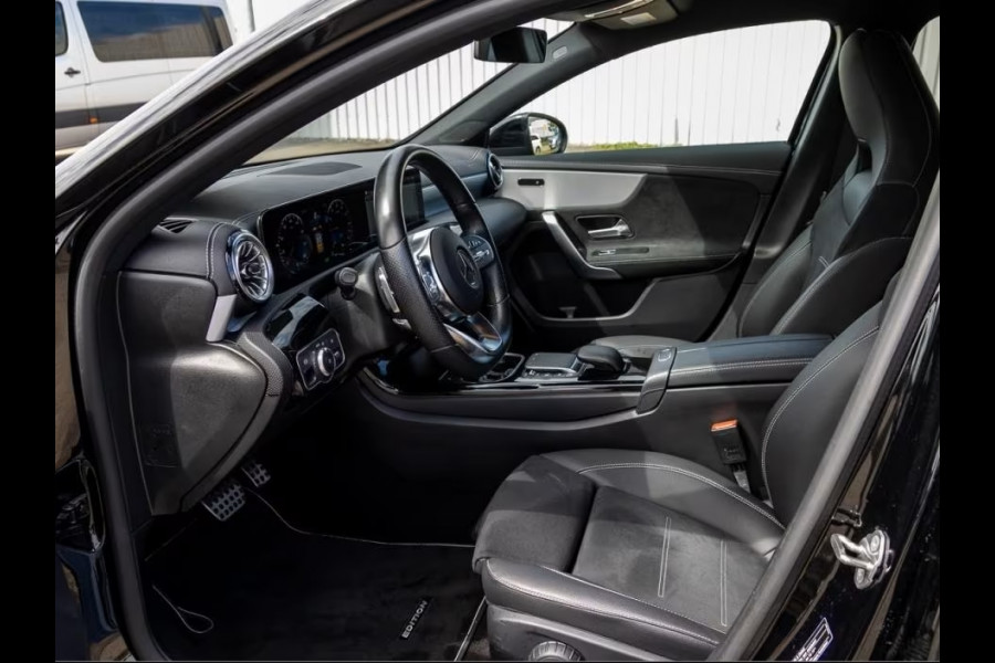 Mercedes-Benz A-Klasse 250 e AMG ** LED, MBUX+, 19-inch LMV, NIGHT- & SPIEGEL PACK ** 1e EIG - UNFALLFREI - JUNGE STERNE ** ** INFORMEER OOK NAAR ONZE AANTREKKELIJKE FINANCIAL-LEASE TARIEVEN **