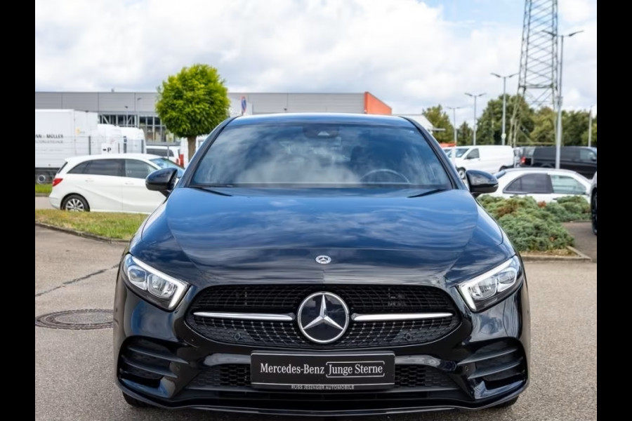 Mercedes-Benz A-Klasse 250 e AMG ** LED, MBUX+, 19-inch LMV, NIGHT- & SPIEGEL PACK ** 1e EIG - UNFALLFREI - JUNGE STERNE ** ** INFORMEER OOK NAAR ONZE AANTREKKELIJKE FINANCIAL-LEASE TARIEVEN **