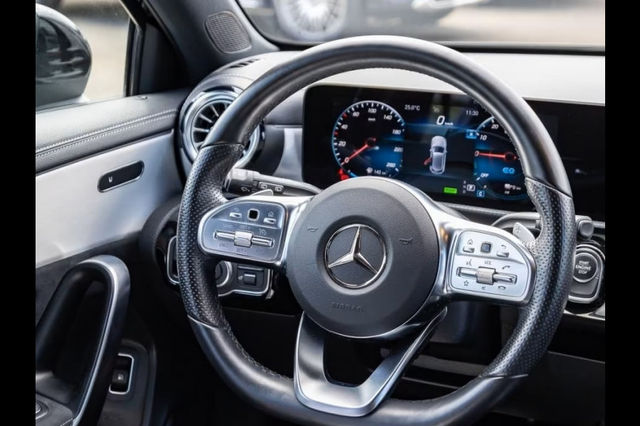Mercedes-Benz A-Klasse 250 e AMG ** LED, MBUX+, 19-inch LMV, NIGHT- & SPIEGEL PACK ** 1e EIG - UNFALLFREI - JUNGE STERNE ** ** INFORMEER OOK NAAR ONZE AANTREKKELIJKE FINANCIAL-LEASE TARIEVEN **