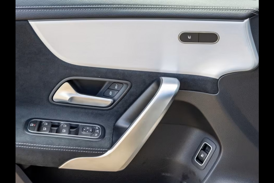 Mercedes-Benz A-Klasse 250 e AMG ** LED, MBUX+, 19-inch LMV, NIGHT- & SPIEGEL PACK ** 1e EIG - UNFALLFREI - JUNGE STERNE ** ** INFORMEER OOK NAAR ONZE AANTREKKELIJKE FINANCIAL-LEASE TARIEVEN **
