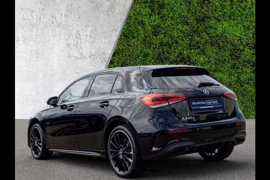 Mercedes-Benz A-Klasse 250 e AMG ** LED, MBUX+, 19-inch LMV, NIGHT- & SPIEGEL PACK ** 1e EIG - UNFALLFREI - JUNGE STERNE ** ** INFORMEER OOK NAAR ONZE AANTREKKELIJKE FINANCIAL-LEASE TARIEVEN **