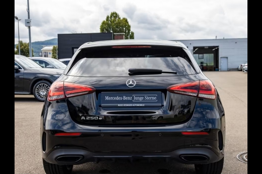 Mercedes-Benz A-Klasse 250 e AMG ** LED, MBUX+, 19-inch LMV, NIGHT- & SPIEGEL PACK ** 1e EIG - UNFALLFREI - JUNGE STERNE ** ** INFORMEER OOK NAAR ONZE AANTREKKELIJKE FINANCIAL-LEASE TARIEVEN **