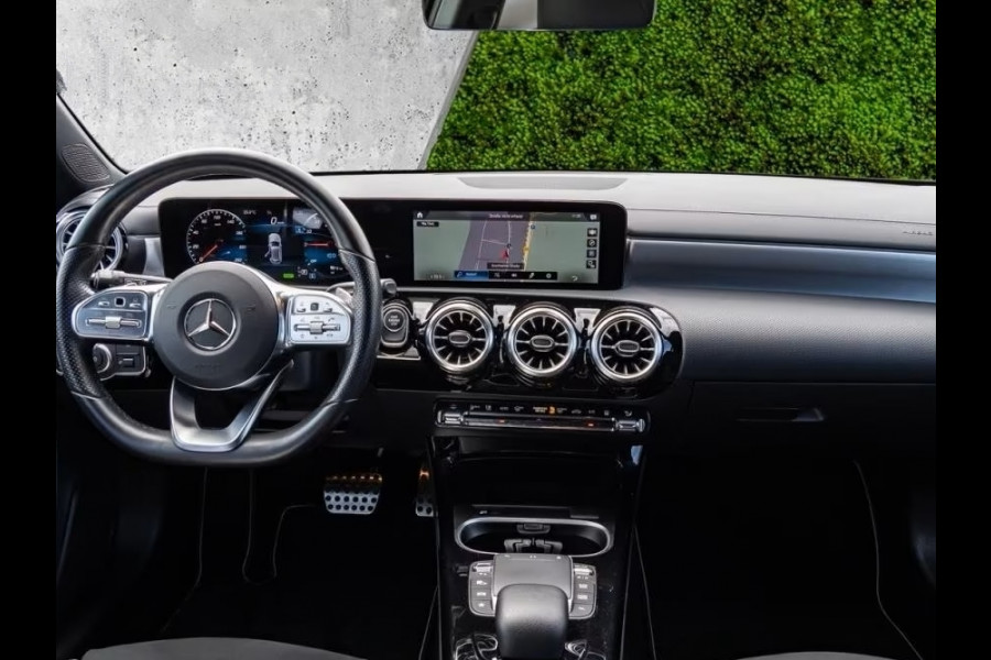 Mercedes-Benz A-Klasse 250 e AMG ** LED, MBUX+, 19-inch LMV, ADAPT. CRUISE, NIGHT PAKKET ** 1e EIG - UNFALLFREI - JUNGE STERNE ** ** INFORMEER OOK NAAR ONZE AANTREKKELIJKE FINANCIAL-LEASE TARIEVEN **