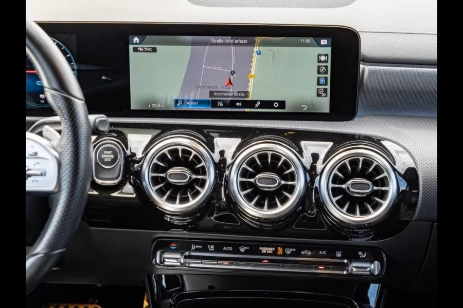 Mercedes-Benz A-Klasse 250 e AMG ** LED, MBUX+, 19-inch LMV, ADAPT. CRUISE, NIGHT PAKKET ** 1e EIG - UNFALLFREI - JUNGE STERNE ** ** INFORMEER OOK NAAR ONZE AANTREKKELIJKE FINANCIAL-LEASE TARIEVEN **