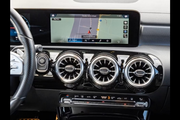 Mercedes-Benz A-Klasse 250 e AMG ** LED, MBUX+, 19-inch LMV, ADAPT. CRUISE, NIGHT PAKKET ** 1e EIG - UNFALLFREI - JUNGE STERNE ** ** INFORMEER OOK NAAR ONZE AANTREKKELIJKE FINANCIAL-LEASE TARIEVEN **