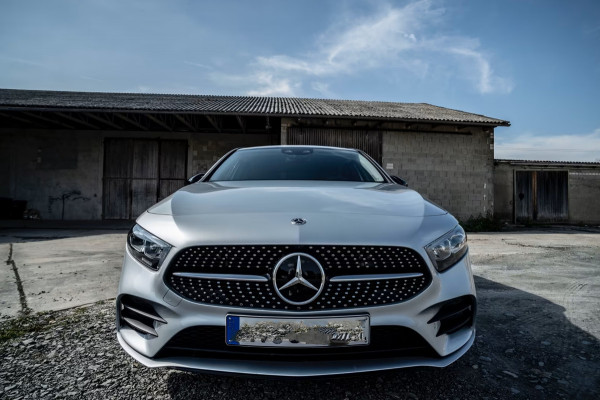 Mercedes-Benz A-Klasse 250 e AMG ** LED, MBUX+, 19-inch LMV, ADAPT. CRUISE, NIGHT PAKKET ** 1e EIG - UNFALLFREI - JUNGE STERNE ** ** INFORMEER OOK NAAR ONZE AANTREKKELIJKE FINANCIAL-LEASE TARIEVEN **