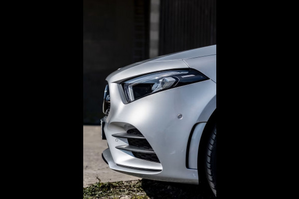 Mercedes-Benz A-Klasse 250 e AMG ** LED, MBUX+, 19-inch LMV, ADAPT. CRUISE, NIGHT PAKKET ** 1e EIG - UNFALLFREI - JUNGE STERNE ** ** INFORMEER OOK NAAR ONZE AANTREKKELIJKE FINANCIAL-LEASE TARIEVEN **