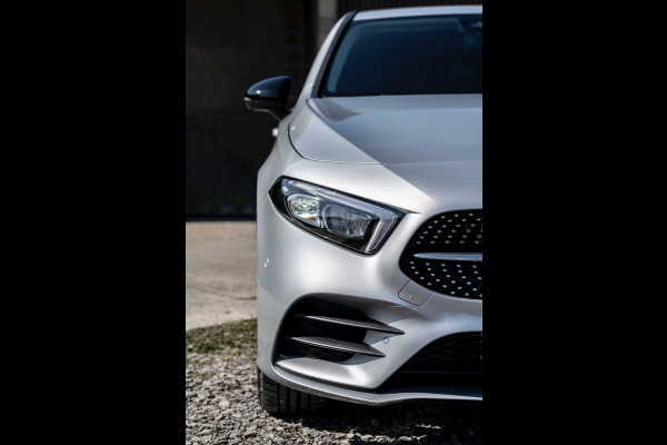 Mercedes-Benz A-Klasse 250 e AMG ** LED, MBUX+, 19-inch LMV, ADAPT. CRUISE, NIGHT PAKKET ** 1e EIG - UNFALLFREI - JUNGE STERNE ** ** INFORMEER OOK NAAR ONZE AANTREKKELIJKE FINANCIAL-LEASE TARIEVEN **