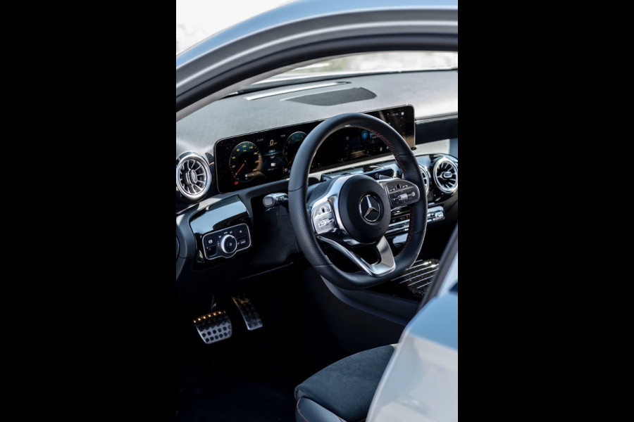 Mercedes-Benz A-Klasse 250 e AMG ** LED, MBUX+, 19-inch LMV, ADAPT. CRUISE, NIGHT PAKKET ** 1e EIG - UNFALLFREI - JUNGE STERNE ** ** INFORMEER OOK NAAR ONZE AANTREKKELIJKE FINANCIAL-LEASE TARIEVEN **