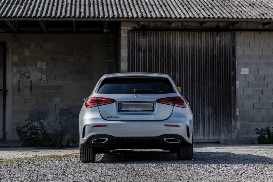 Mercedes-Benz A-Klasse 250 e AMG ** LED, MBUX+, 19-inch LMV, ADAPT. CRUISE, NIGHT PAKKET ** 1e EIG - UNFALLFREI - JUNGE STERNE ** ** INFORMEER OOK NAAR ONZE AANTREKKELIJKE FINANCIAL-LEASE TARIEVEN **